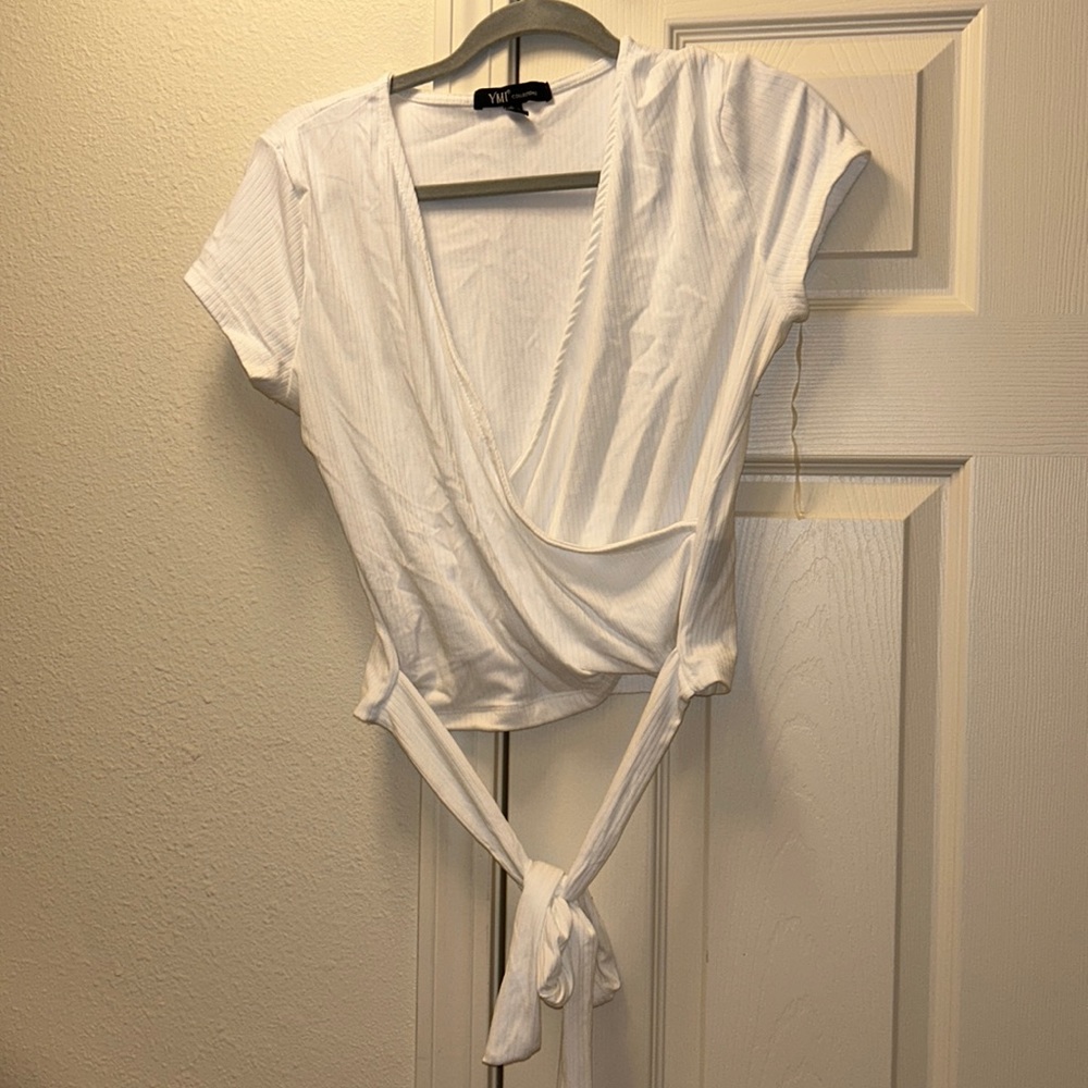 Short sleeve cropped v neck blouse